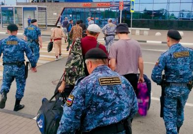 Группу мигрантов выслали из РФ напрочь после массовой драки в Туапсе