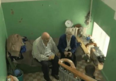 В Челябинске из квартиры на лестницу выгнали семью пенсионеров-инвалидов