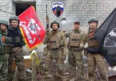 Военные развернули флаг РФ в центре Волчанска Харьковской области