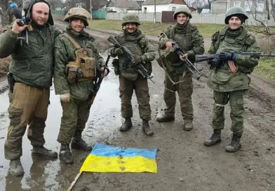 Бойцы «Лавины» подняли флаг России в селе Архангельском в ДНР