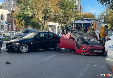 В Екатеринбурге массовое ДТП устроила машина без водителя