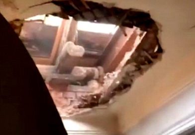 В Петербурге на женщину рухнул потолок, пока она спала