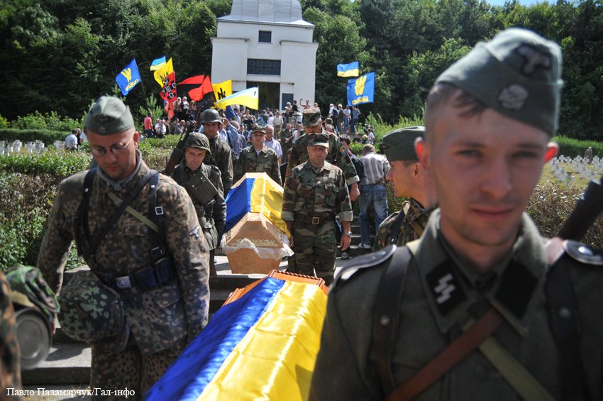 Фото украинских солдат со свастикой