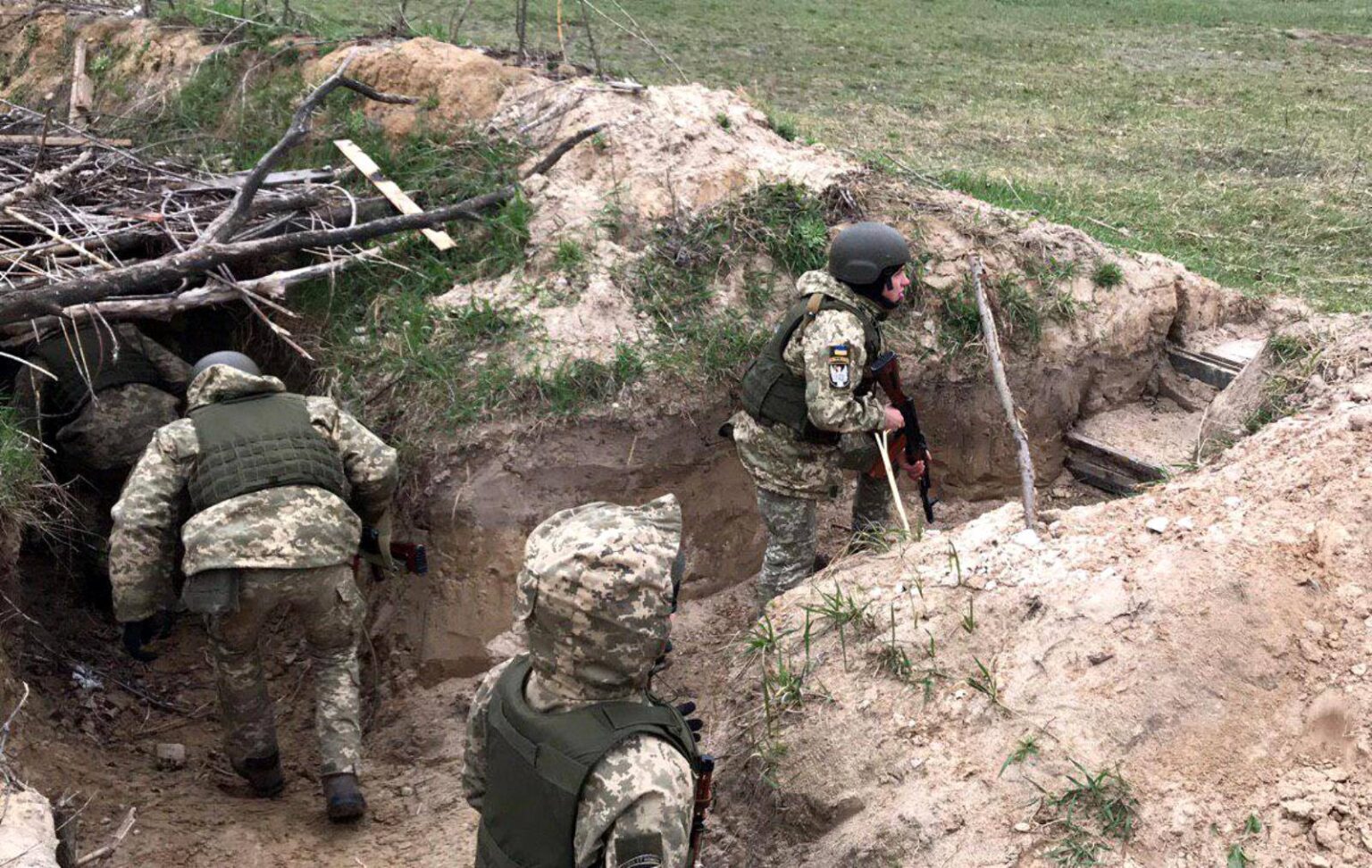 Окопы украинских солдат видео. Окопы в армии. Украинские военнослужащие в окопах.