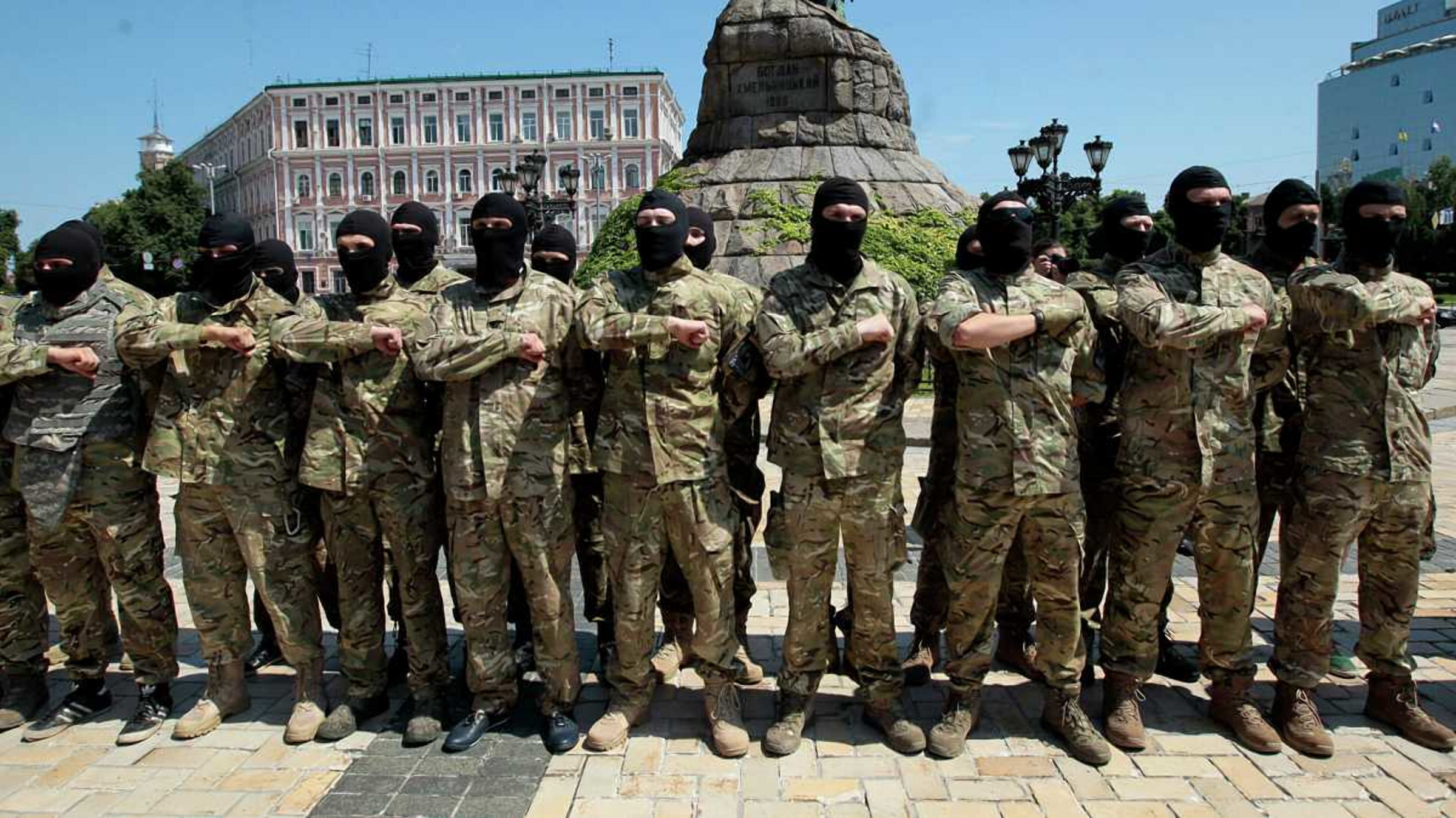 Батальоны украины. Азов спецназ. Украинские военные прячутся за мирными жителями. Националисты ВСУ Украины. Украинские боевики в городах.