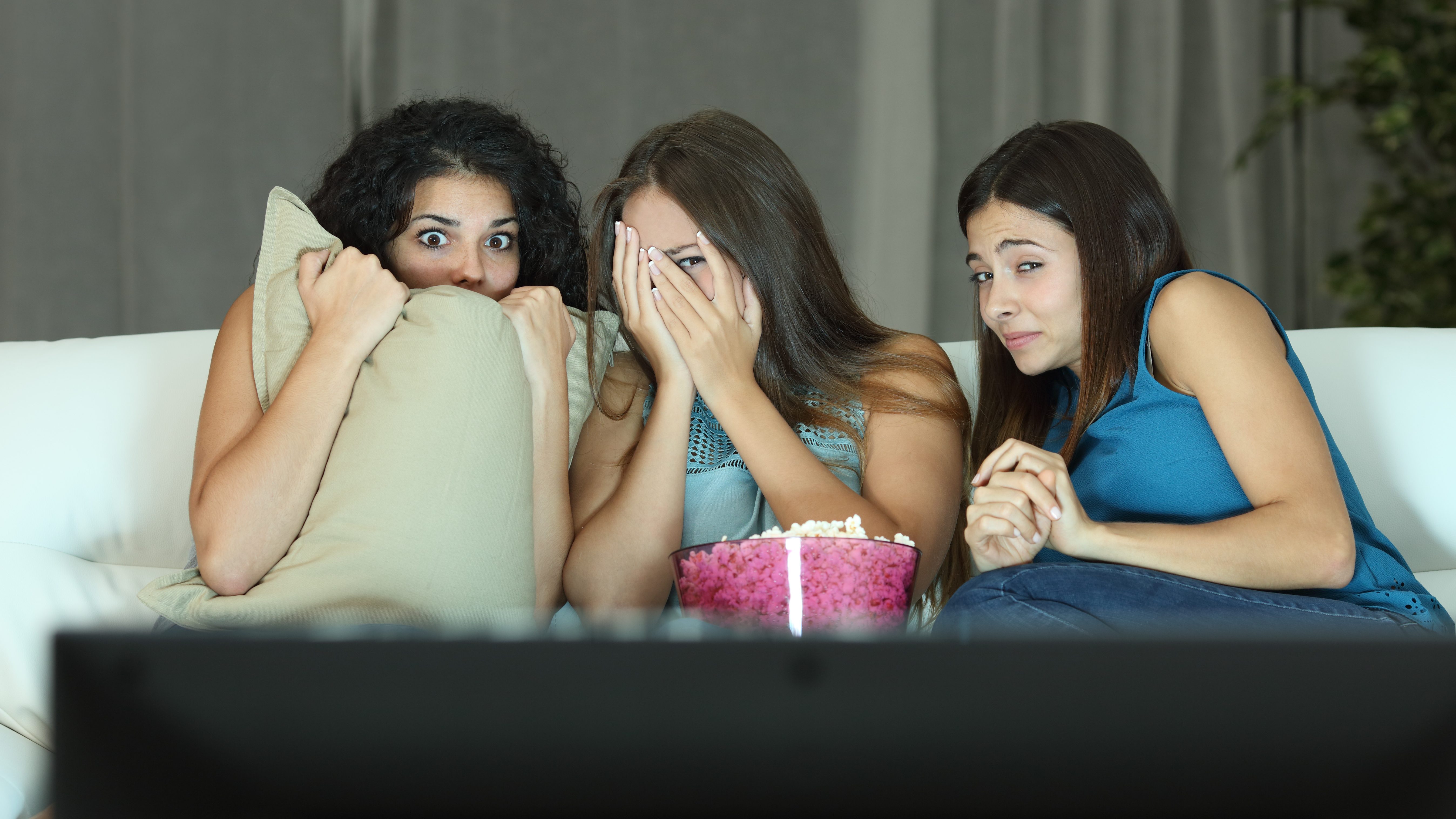 Трансляция девочки подростка. Подруги смотрят телевизор.
