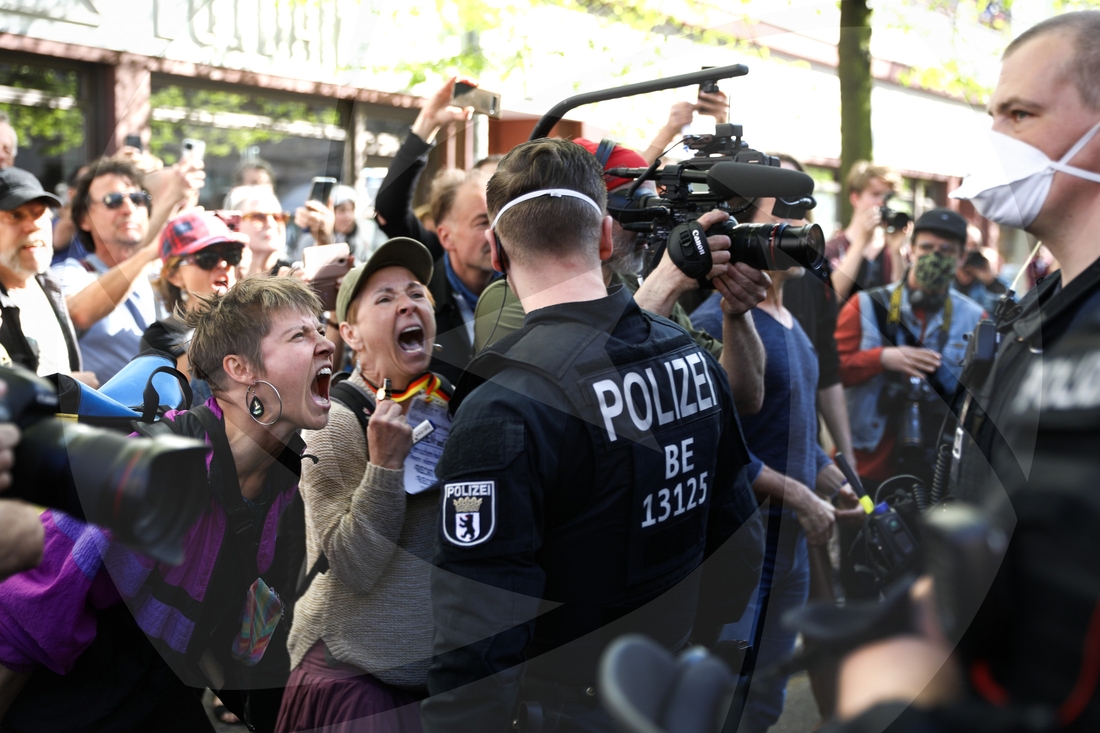 Фото правых людей. Берлин протесты против коронавируса. Германия протесты коронавирус. Протесты в Германии 2020. Демонстрация в Берлине против коронавируса.