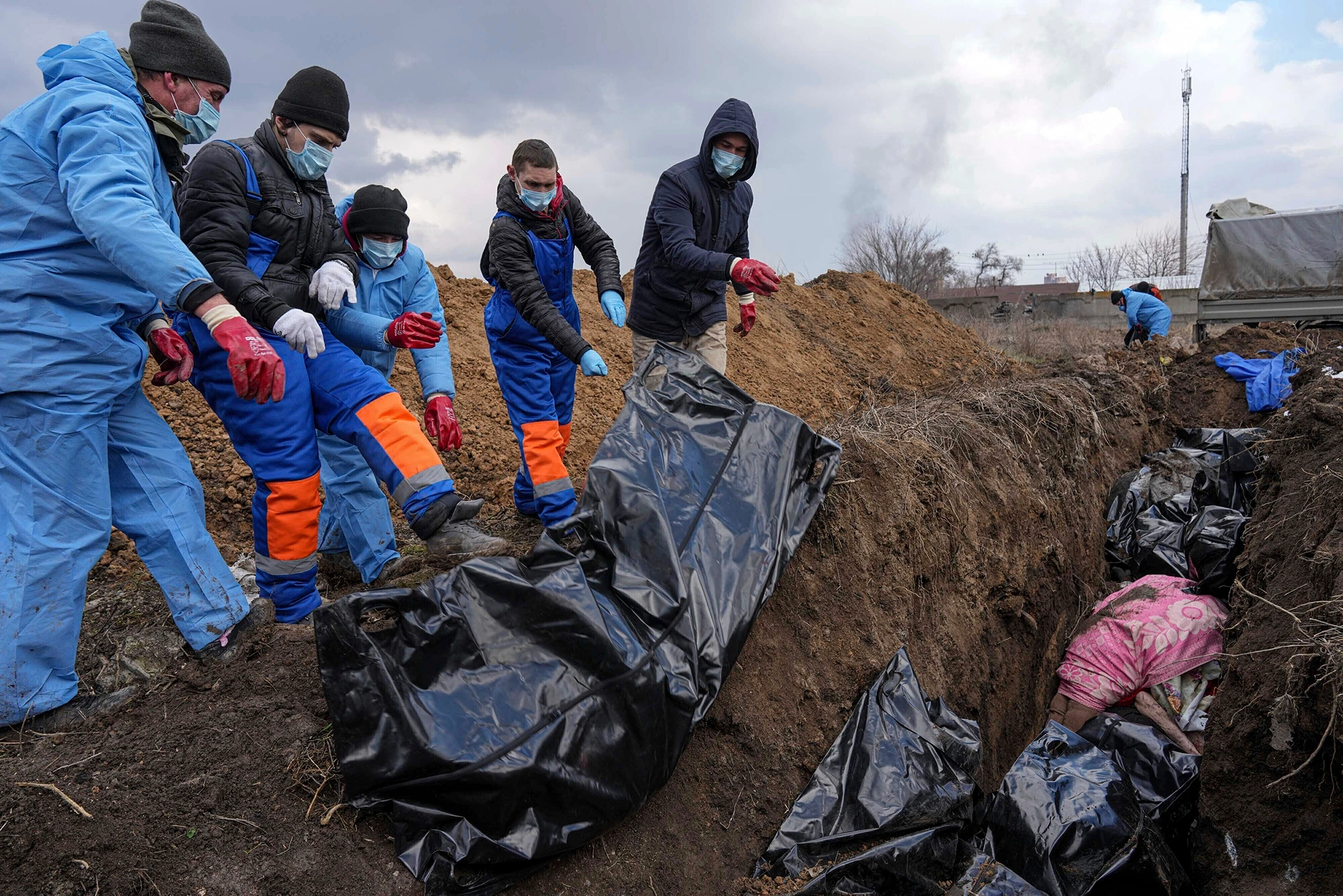 Умершие сейчас. Массовые захоронения в Мариуполе. Трупы люди на Украине война. Российские трупы в Украине.