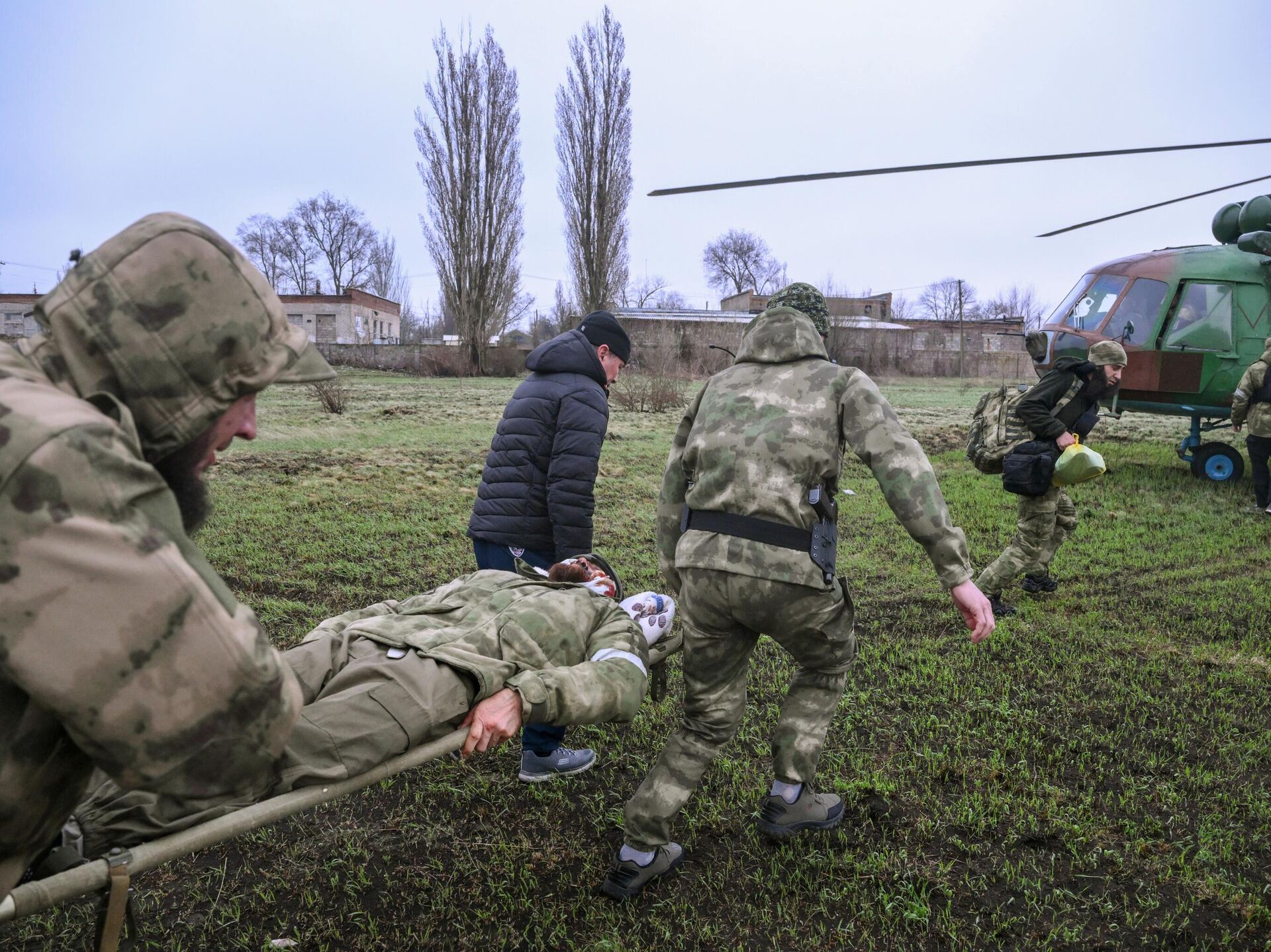 Спас солдата. Раненые российские солдаты. Военные медики на Украине 2022 на передовой. Российские солдаты на Украине. Раненые украинские солдаты.