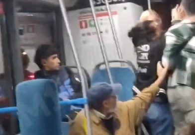 В Зеленограде очевидцы сняли драку пассажиров с мигрантом в автобусе