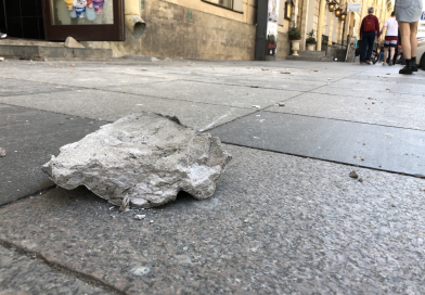 В центре Петербурга на девушку упал кусок лепнины от фасада дома