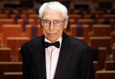 «МК»: 97-летний композитор Зацепин пришёл на кинопремьеру