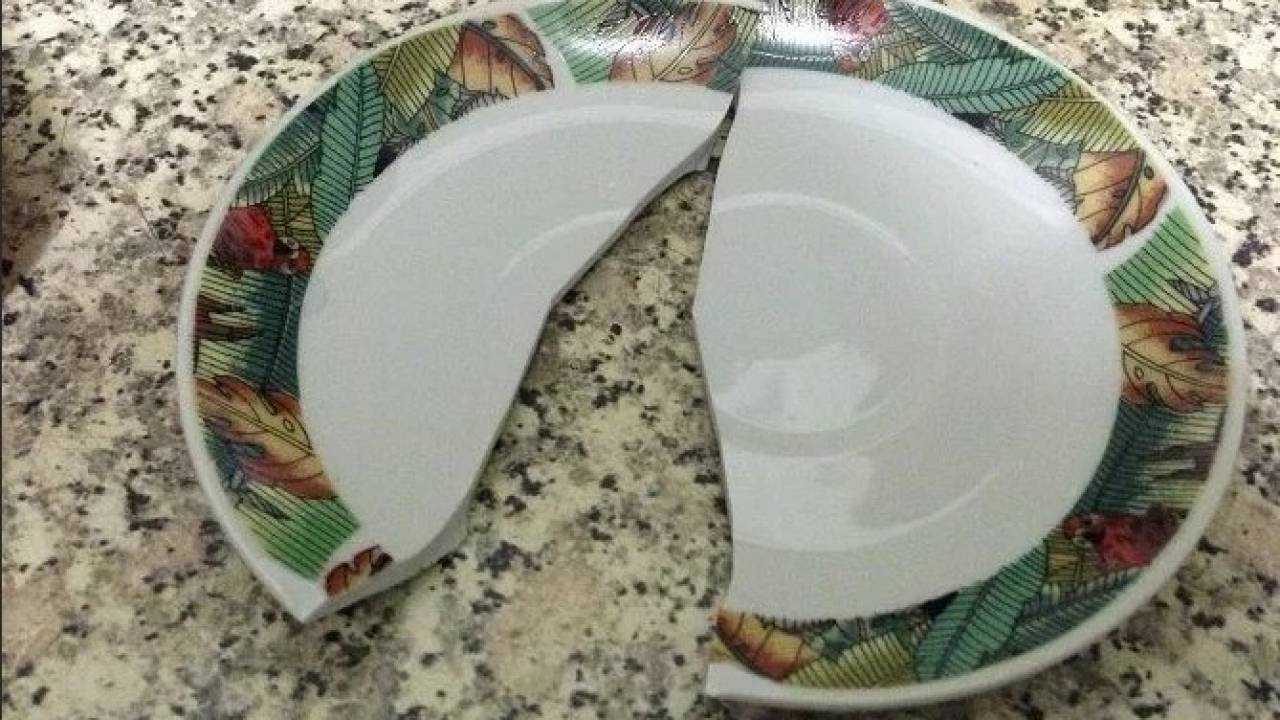 Почему посуда разбита. Разбитая тарелка. Разбитые тарелки. Разбитая посуда. Тарелка сломалась.
