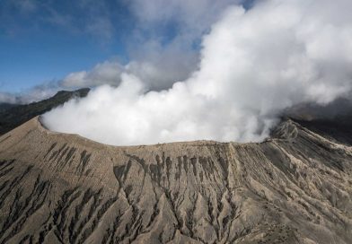 Mirror: Китаянка во время фотосессии упала в жерло вулкана в Индонезии