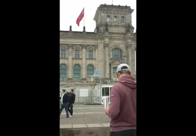 Над Рейхстагом в Берлине неизвестные водрузили знамя Победы