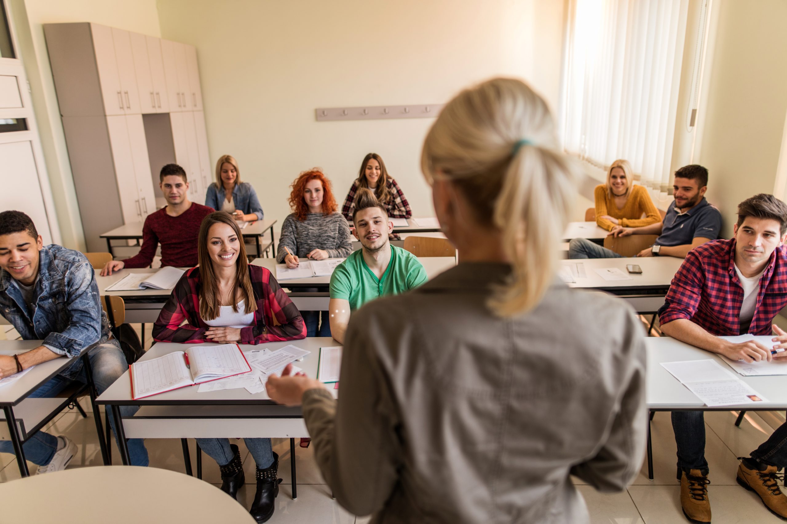 Учебная группа. Преподаватель и студент. Педагог и студент. Студенты в классе. Группа студентов в аудитории.