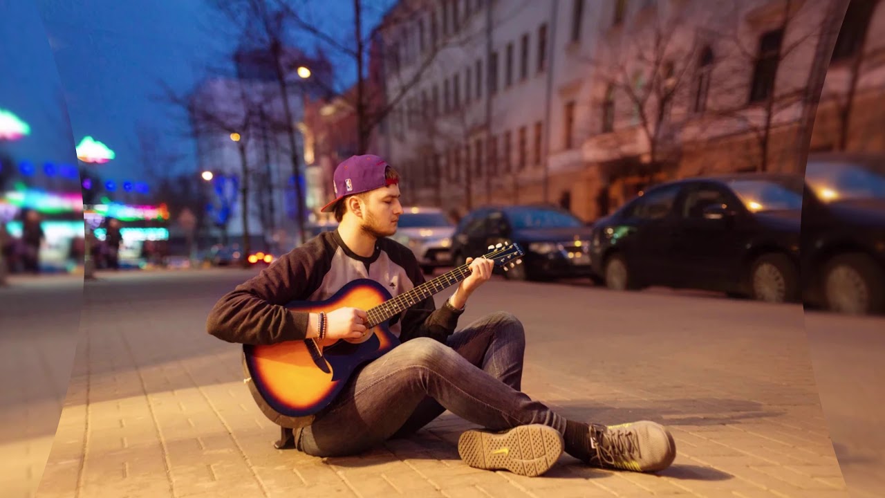 Играют на улице видео. Уличный музыкант на гитаре. Музыкант на улице с гитарой. Гитарист на улице. Парень с гитарой на улице.