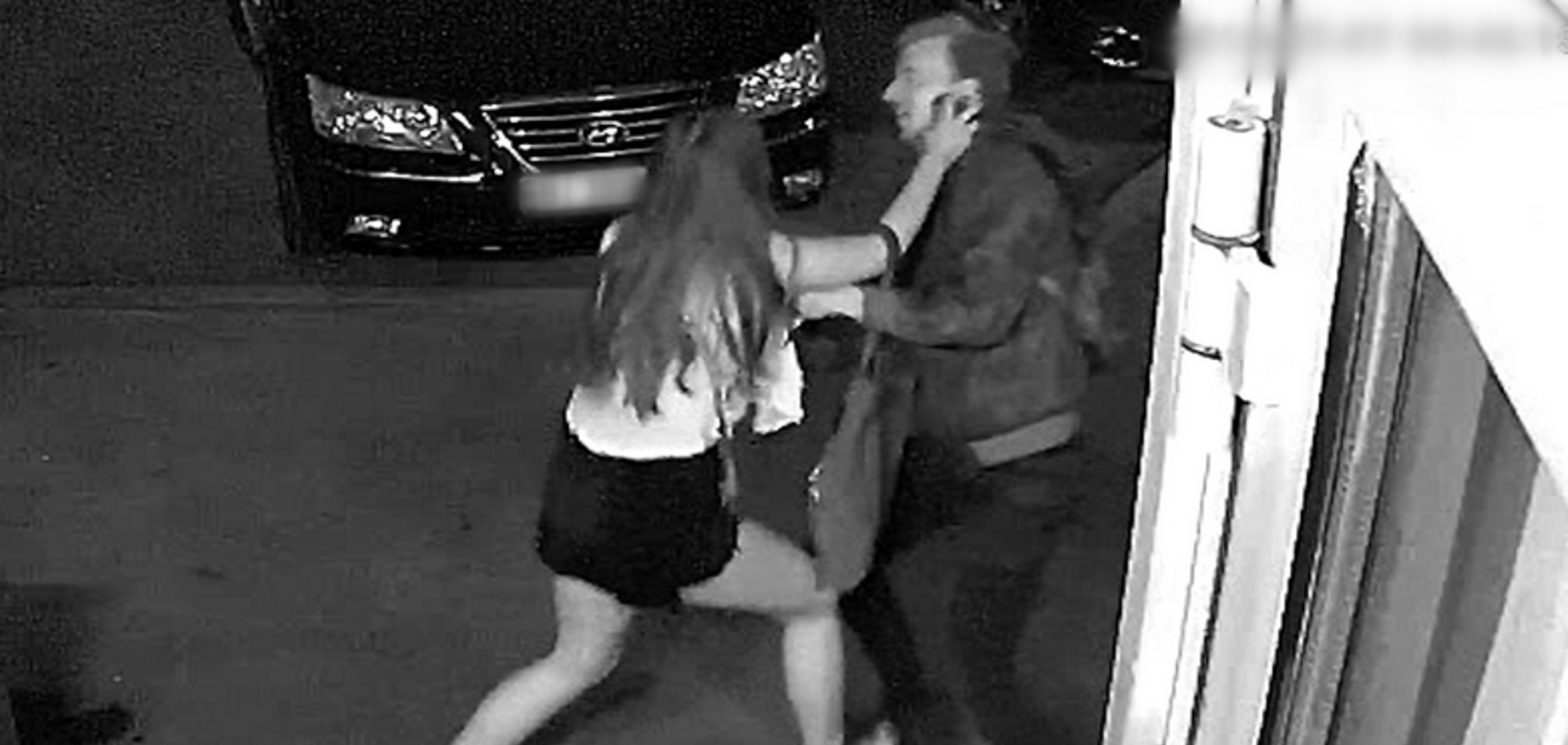 Поймали и наказали видео. Нападение на девушку на улице. Насилие камера наблюдения.