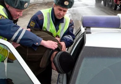 В Екатеринбурге инспекторы ГИБДД заковали в наручники водителя Lada