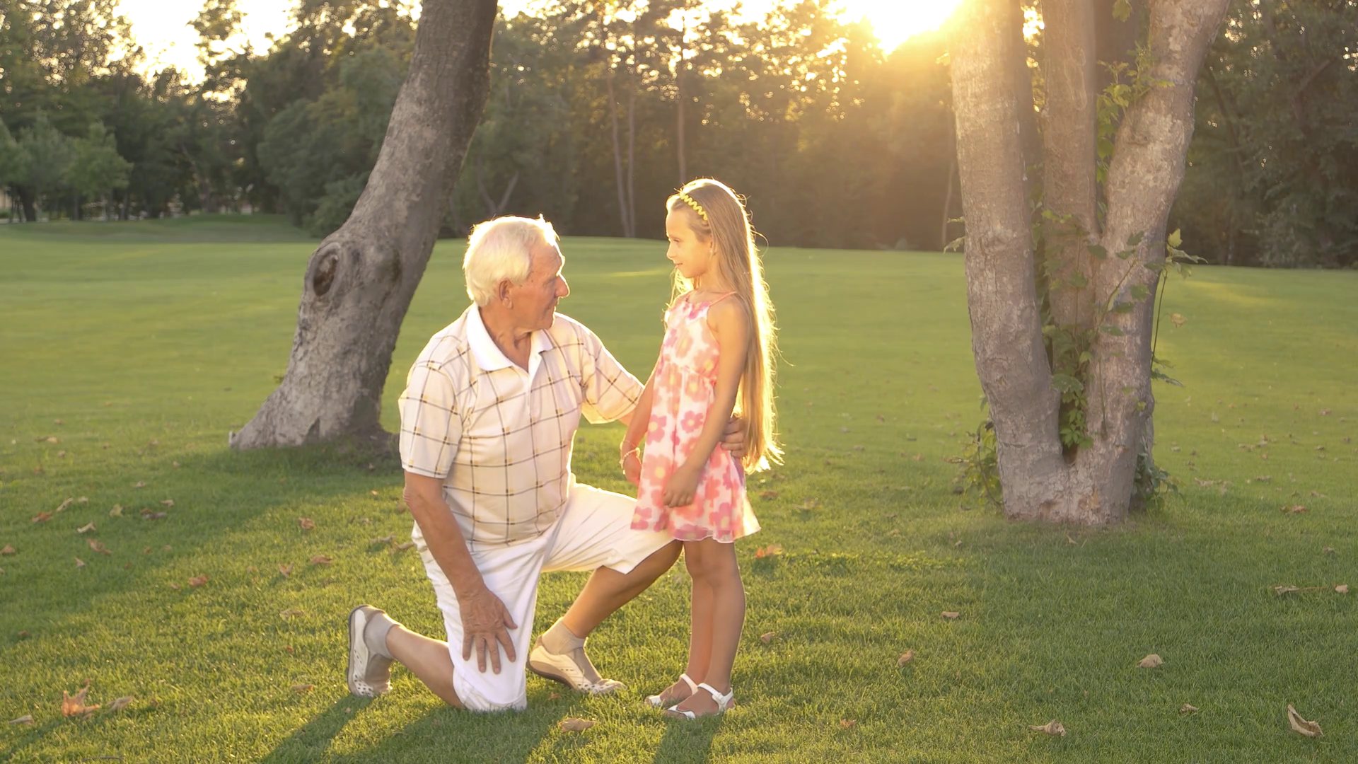 18 внучки видео. Дедушка с внучкой в парке. Несносный дед. Внучкаразговаривет с дедушкой.